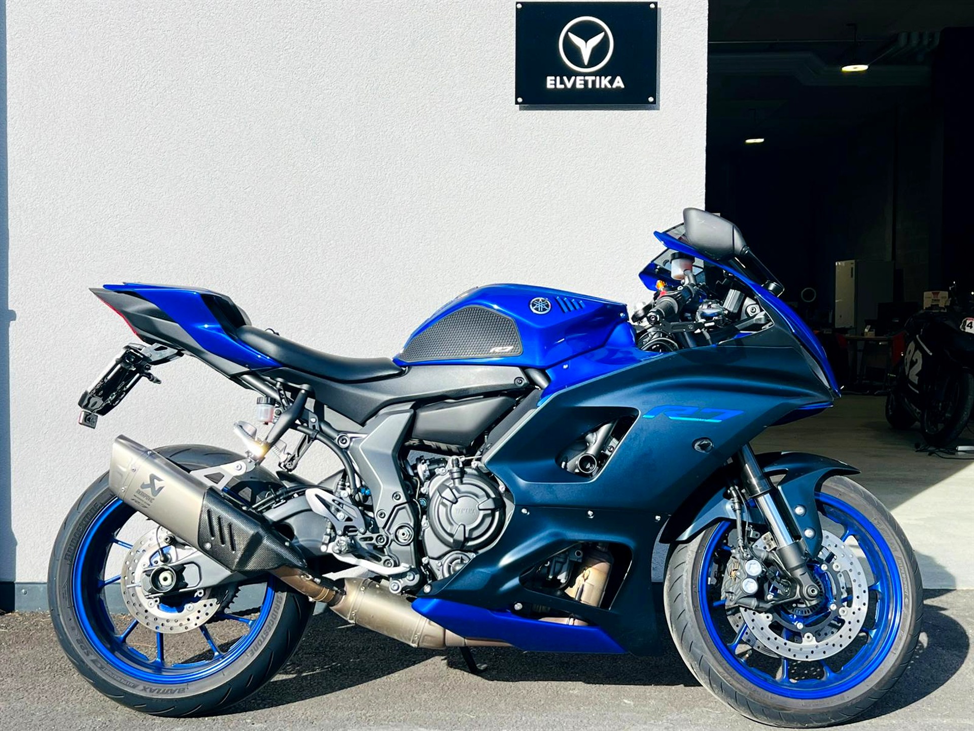 Moto bleue sélectionnée par Elvetika Motors