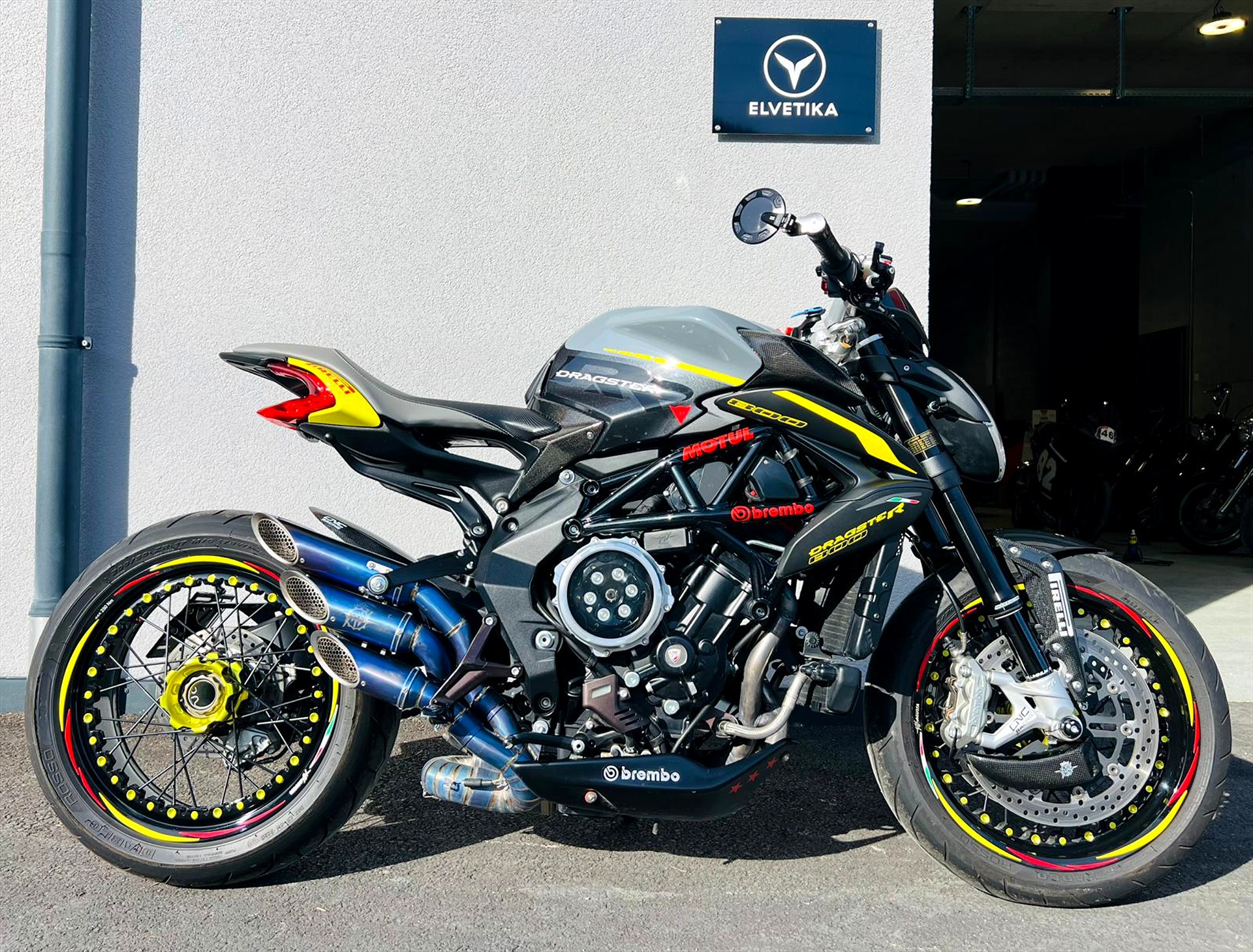 Moto en showroom Elvetika Motors